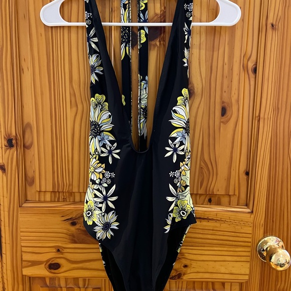 One piece - Picture 1 of 2